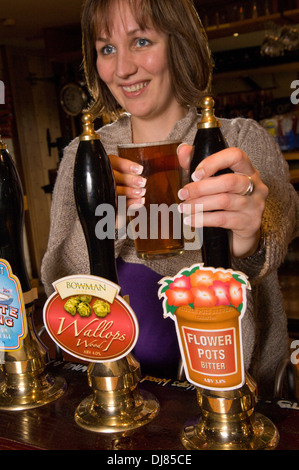 I bevitori a blackboy inn,winchester,hampshire,uk,mostrando ai clienti,comprese le donne,bere birra. Foto Stock