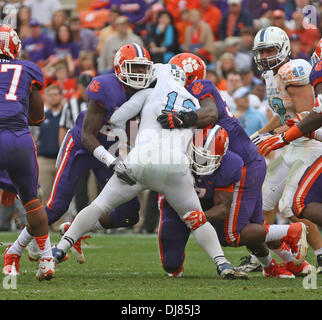 Clemson, South Carolina, Stati Uniti d'America. 24 Novembre, 2013. Novembre 23, 2013: un gruppo di Clemson difensori pista affrontare la cittadella di Aaron Miller n. 12. Credito: csm/Alamy Live News Foto Stock