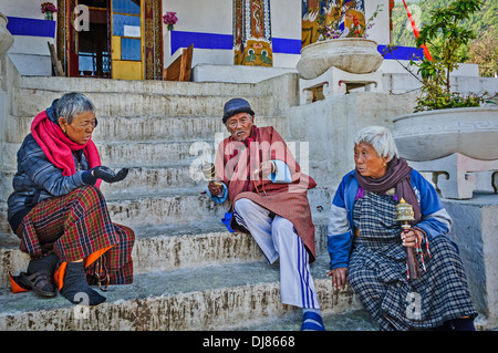 Gruppo di vecchie buddisti pregano insieme, Thimphu, Foto Stock