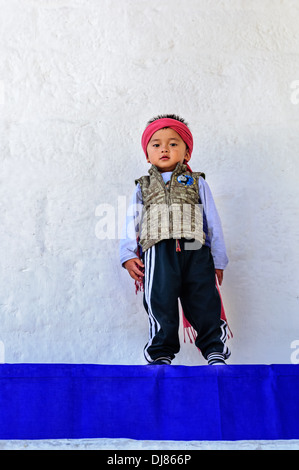 Little Boy bhutanesi giocando contro il muro bianco Foto Stock