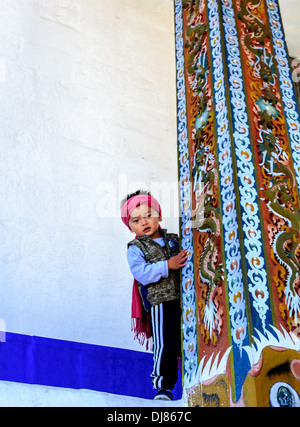 Little Boy bhutanesi giocando contro il muro bianco Foto Stock