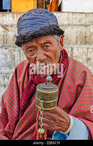 Vecchio buddista Bhutanese uomo che prega Foto Stock