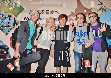 Tokyo, Giappone. 23 Nov, 2013. (L-R) Rocky Lynch, Rydel Lynch, Ellington Ratliff, Ross Lynch e Riker Lynch di R5 sono visto all'arrivo all'Aeroporto Internazionale di Narita in Chiba, Giappone, il 23 novembre 2013. Credito: Aflo Co. Ltd./Alamy Live News Foto Stock