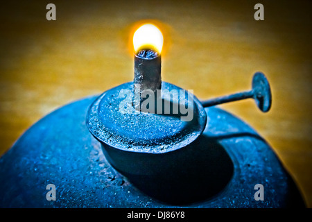 Antiquariato lampada a cherosene, olio di stagno o lampada di kerosene Foto Stock