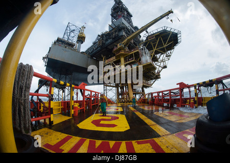 l'equipaggio della nave si prepara a consegnare il carico alla piattaforma petrolifera Foto Stock