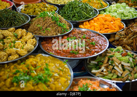 Pressione di stallo di cibo in Luang Prabang con specialità locali Foto Stock