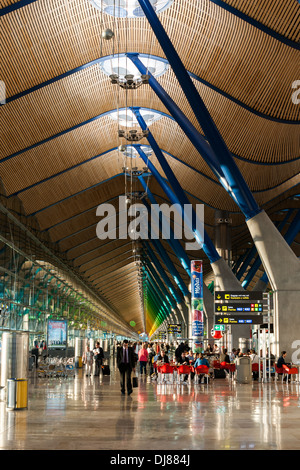 Nuovo aeroporto il terminale T4 all' Aeroporto Internazionale Barajas di Madrid Foto Stock