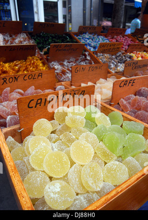 In casa bevande aromatizzate (lollies caiprinha, gin&tonic e rum & coke) per la vendita nel mercato in Barcellona, Spagna Foto Stock