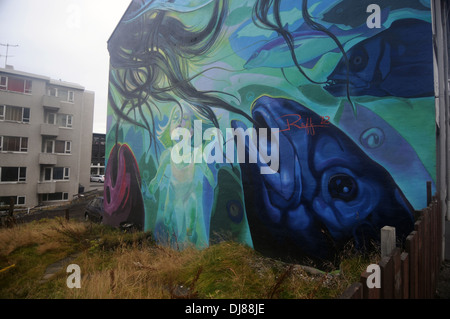 Il murale sulla parete del blocco di appartamenti nel centro di Reykjavik raffiguranti gli islandesi' la dipendenza sul mare e pesca, Islanda Foto Stock