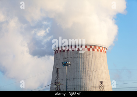 Torre di raffreddamento con vapore sul cielo blu sullo sfondo Foto Stock