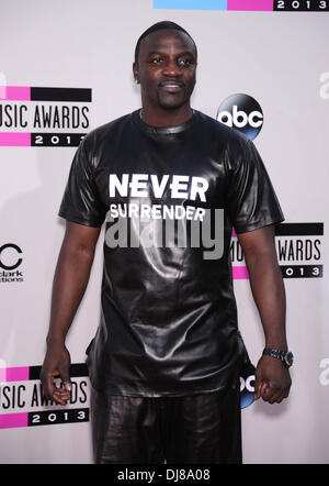 Los Angeles, California, USA. 24 Novembre, 2013. Akon arriva per la American Music Awards 2013 presso il Nokia Theater. Credito: Lisa O'Connor/ZUMAPRESS.com/Alamy Live News Foto Stock