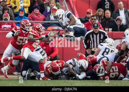 Kansas City, Missouri, Stati Uniti d'America. 25 Nov, 2013. Nov. 24, 2013 - Kansas City, Missouri, Stati Uniti d'America - 24 Novembre 2103: San Diego Chargers running back Danny Woodhead (39) immersioni oltre la linea per un touchdown durante il gioco di NFL tra San Diego Chargers e il Kansas City Chiefs Ad Arrowhead Stadium di Kansas City, MO. Il caricabatterie ha sconfitto i capi 41-38. Credito: csm/Alamy Live News Foto Stock