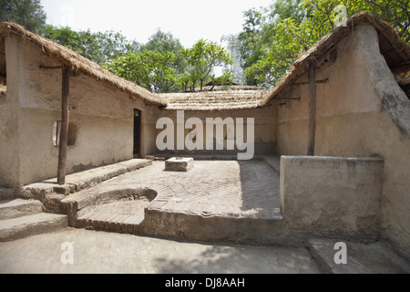 Cortile interno di una capanna tradizionale di arte ed artigianato Museum di New Delhi, India Foto Stock