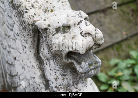 Banco di pietra con masonic leone alato i lati in Bellu cimitero ortodosso, Bucarest, Romania Foto Stock