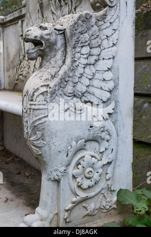 Banco di pietra con masonic leone alato i lati in Bellu cimitero ortodosso, Bucarest, Romania Foto Stock