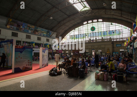 Hualamphong Stazione ferroviaria ufficialmente conosciuta come Bangkok stazione ferroviaria in inglese è la principale stazione ferroviaria di Bangkok Foto Stock