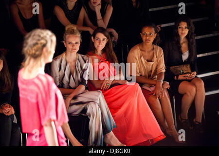 Franziska Knuppe, Julia Malik e Dennenesch Zoude alla Mercedes Benz Fashion Week Berlin Primavera/Estate 2013 - Escada Sport - Bancata anteriore e gli arrivi. Berlino, Germania - 04.07.2012 Foto Stock