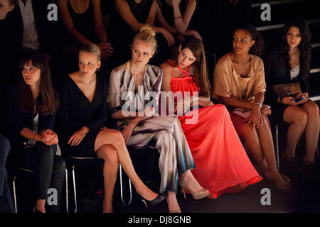 Franziska Knuppe, Julia Malik e Dennenesch Zoude alla Mercedes Benz Fashion Week Berlin Primavera/Estate 2013 - Escada Sport - Bancata anteriore e gli arrivi. Berlino, Germania - 04.07.2012 Foto Stock