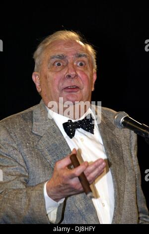 Claude Chabrol con il suo premio durante l'European Film Award 2003 a Berlino Foto Stock