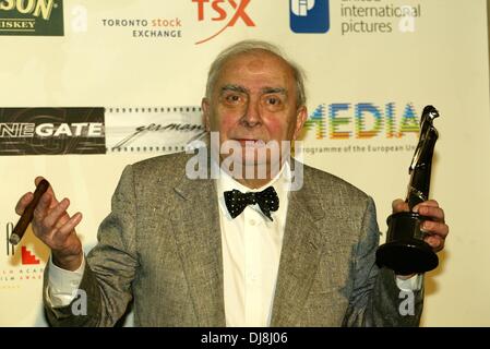 Claude Chabrol con il suo premio durante l'European Film Award 2003 a Berlino Foto Stock