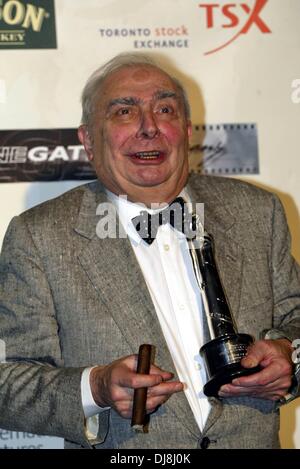 Claude Chabrol con il suo premio durante l'European Film Award 2003 a Berlino Foto Stock