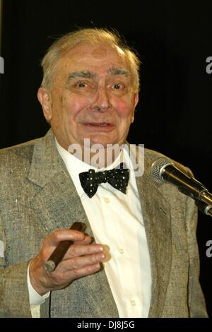 Claude Chabrol con il suo premio durante l'European Film Award 2003 a Berlino Foto Stock