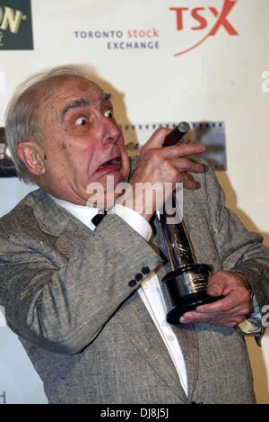 Claude Chabrol con il suo premio durante l'European Film Award 2003 a Berlino Foto Stock