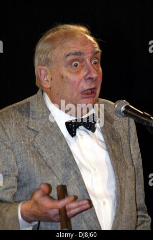 Claude Chabrol con il suo premio durante l'European Film Award 2003 a Berlino Foto Stock