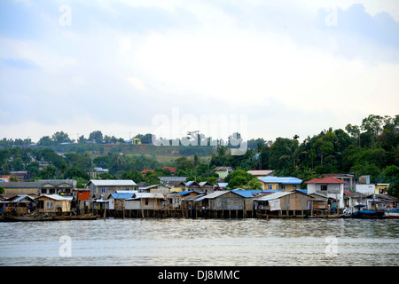 Baraccopoli villaggi al di sopra del mare di Batam, Indonesia Foto Stock