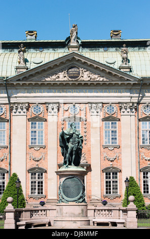 Riddarhuset (la Casa della Nobiltà) a Stoccolma con la statua del re svedese Gustav Vasa (Gustavo Erici) davanti. Foto Stock