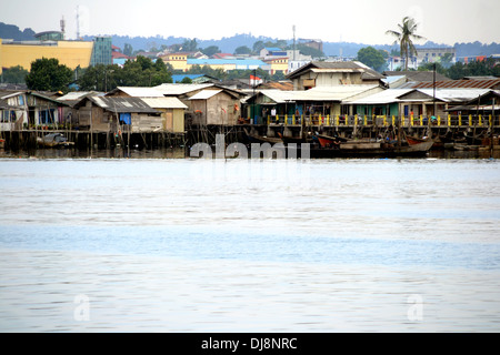 Baraccopoli villaggi al di sopra del mare di Batam, Indonesia Foto Stock