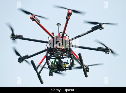 Fuerstenwalde, Germania. Xii Nov, 2013. Una telecamera drone è raffigurato al cielo in Fuerstenwalde, Germania, 12 novembre 2013. Foto: Patrick Pleul/dpa/Alamy Live News Foto Stock