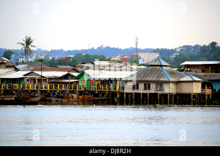 Baraccopoli villaggi al di sopra del mare di Batam, Indonesia Foto Stock