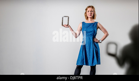 Università di Brighton graduate Amanda il cotone che è la realizzazione di cornici per foto di neonati utilizzando le loro placente. Foto Stock