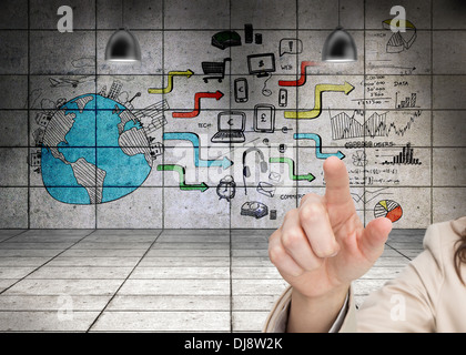 Womans di puntamento a mano contro la parete sfondo mostrante global business development Foto Stock