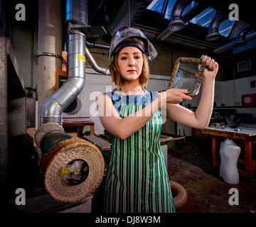 Università di Brighton graduate Amanda il cotone che è la realizzazione di cornici per foto di neonati utilizzando le loro placente. Foto Stock