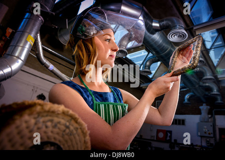 Università di Brighton graduate Amanda il cotone che è la realizzazione di cornici per foto di neonati utilizzando le loro placente. Foto Stock