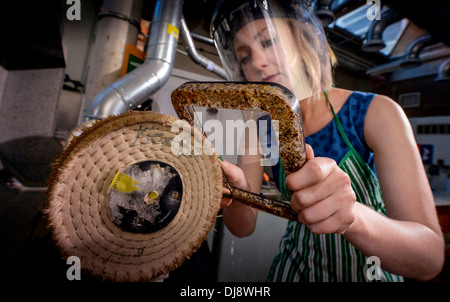 Università di Brighton graduate Amanda il cotone che è la realizzazione di cornici per foto di neonati utilizzando le loro placente. Foto Stock