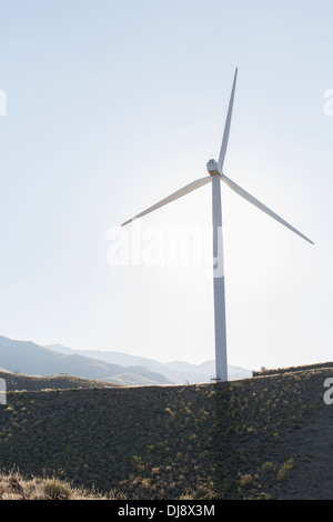 Turbina eolica la filatura nel paesaggio rurale Foto Stock