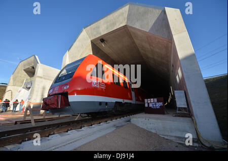 Essleben, Germania. 25 Nov, 2013. Una prova di treno della Deutsche Bahn AG (DB) è circa a guidare attraverso le Finnetunnel vicino Essleben, Germania, 25 novembre 2013. La corsa simboleggiava la chiusura del divario della linea di ghiaccio tra Erfurt e Halle/Lipsia. La sezione è programmato per entrare in funzione nel 2015. Foto: Marc Tirl/dpa/Alamy Live News Foto Stock