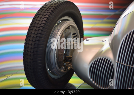 Visualizzazione dello showroom di Mercedes Benz W125 Freccia d'argento sul suo settantacinquesimo anniversario. Foto Stock