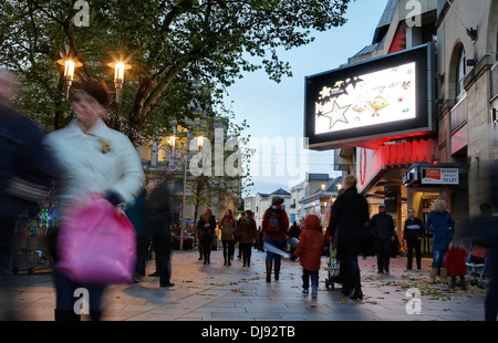 People shopping nel centro di Cardiff, ( il Hayes ), Wales, Regno Unito. Foto Stock