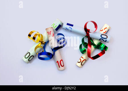 (ILLUSTRAZIONE) i nastri colorati sono avvolti intorno alle banconote arrotolate il 27 dicembre 2005. Fotoarchiv für Zeitgeschichte - ATTENZIONE. NESSUN SERVIZIO DI CABLAGGIO - Foto Stock