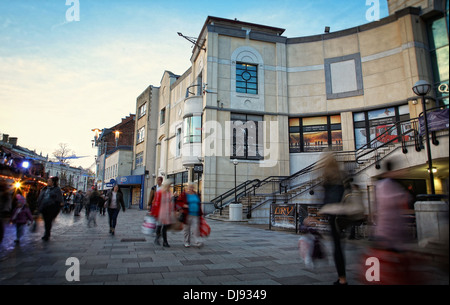 People shopping nel centro di Cardiff, ( il Hayes ), Wales, Regno Unito. Foto Stock