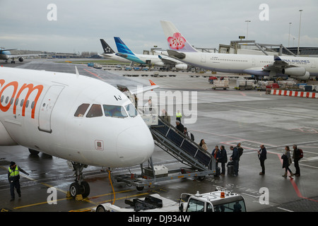 I passeggeri di salire a bordo di un aereo Easyjet all aeroporto Schipol di Amsterdam. Foto Stock