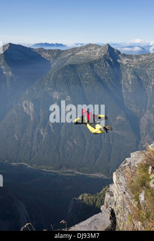 Ponticello di base è in fase di uscita dal cliff entro una wingsuit. Ben presto egli inizia a battenti di prossimità e di volare giù per la valle. Foto Stock