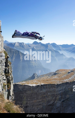 Ponticello di base è in fase di uscita dal cliff entro una wingsuit. Ben presto egli inizia a battenti di prossimità e di volare giù per la valle. Foto Stock