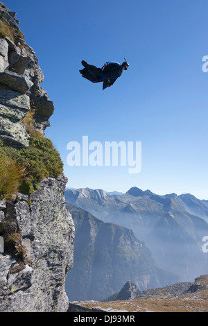 Ponticello di base è in fase di uscita dal cliff entro una wingsuit. Ben presto egli inizia a battenti di prossimità e di volare giù per la valle. Foto Stock