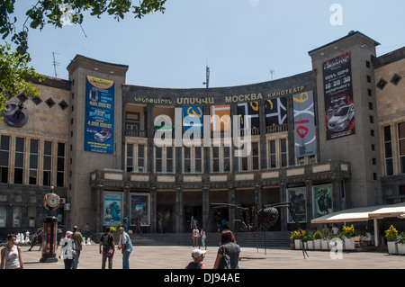 Mosca complesso di cinema (1937) su Charles Aznavour Square a Yerevan, Armenia Foto Stock