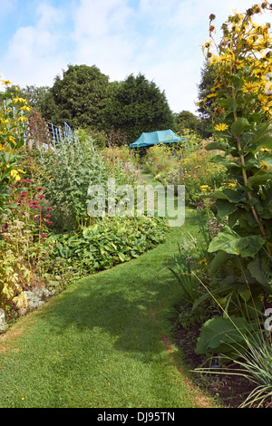 English Country Garden, aiuole con prato percorso, Inghilterra, Regno Unito. Foto Stock